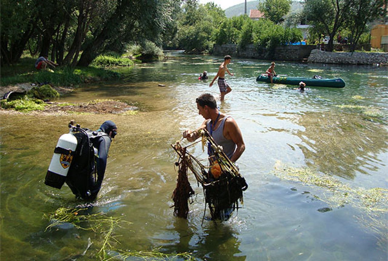 EKOLOZI ČISTE BLAGAJ: Lokalno stanovništvo ne mari za prirodnim blagom