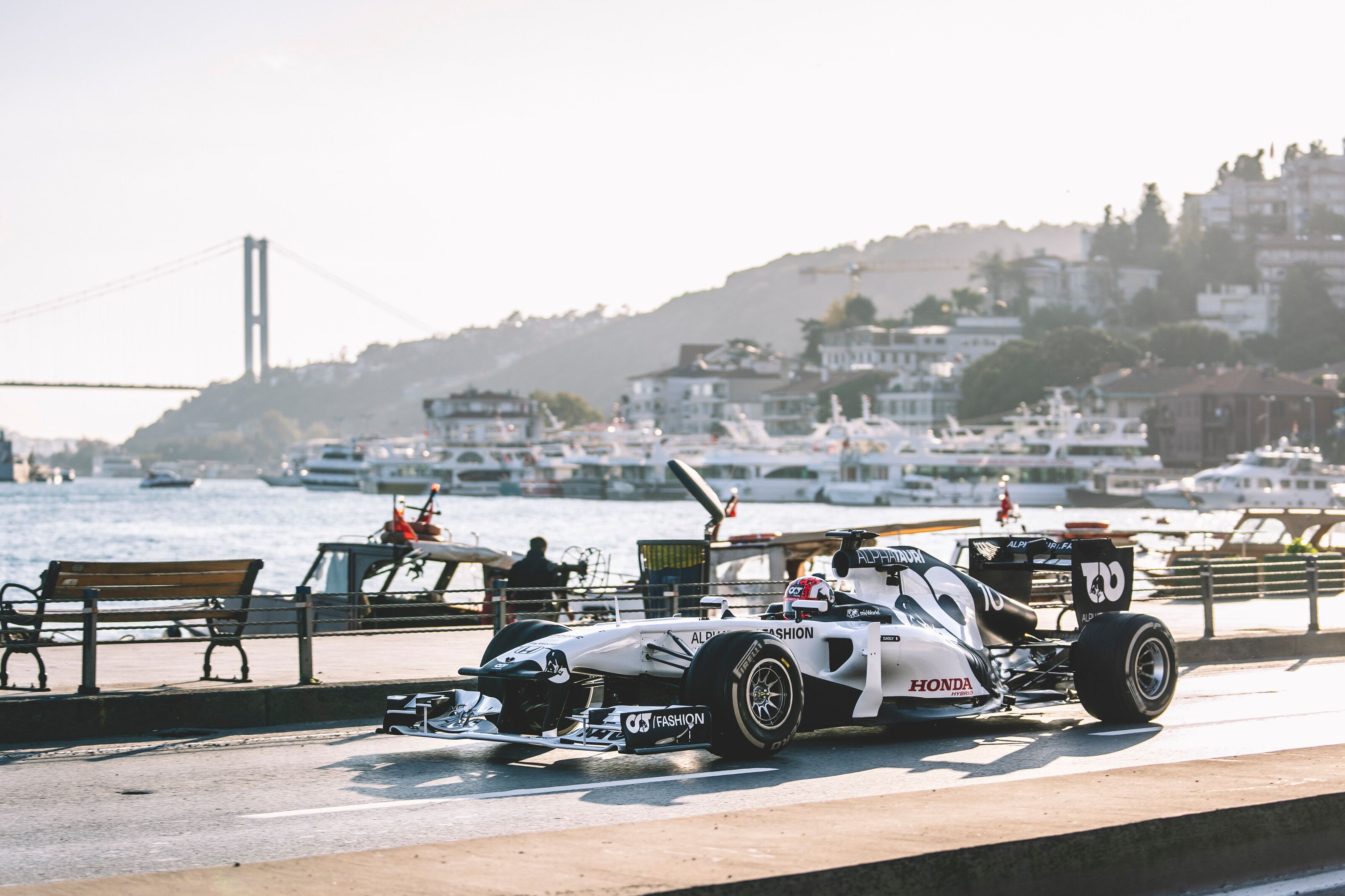 Formula 1 šou na mostu koji spaja Europu i Aziju