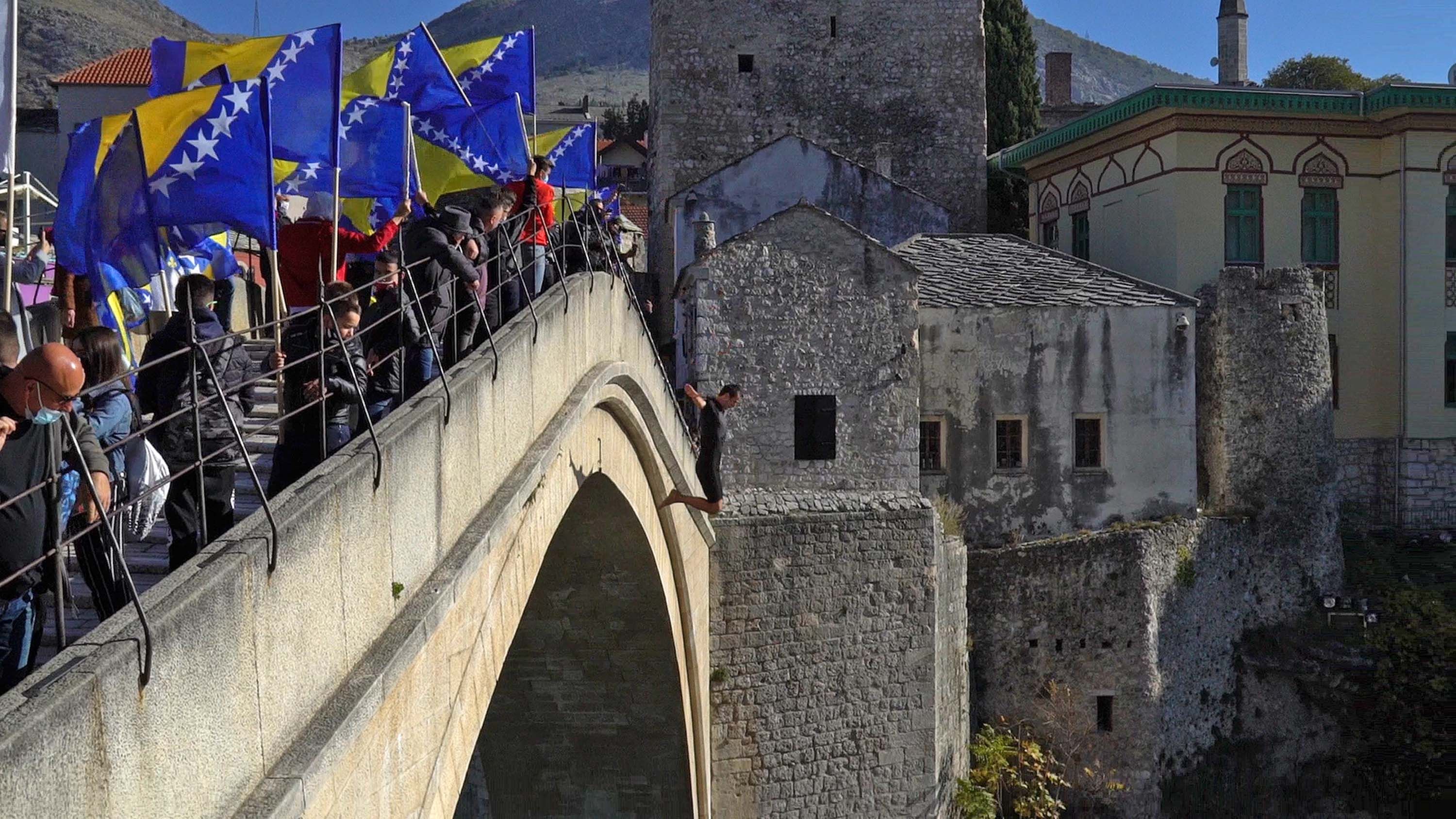 Skokom bez aplauza obilježena godišnjica rušenja Staroga mosta