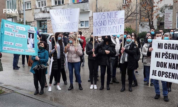 U Mostaru održana prosvjedna šetnja zdravstvenih djelatnika