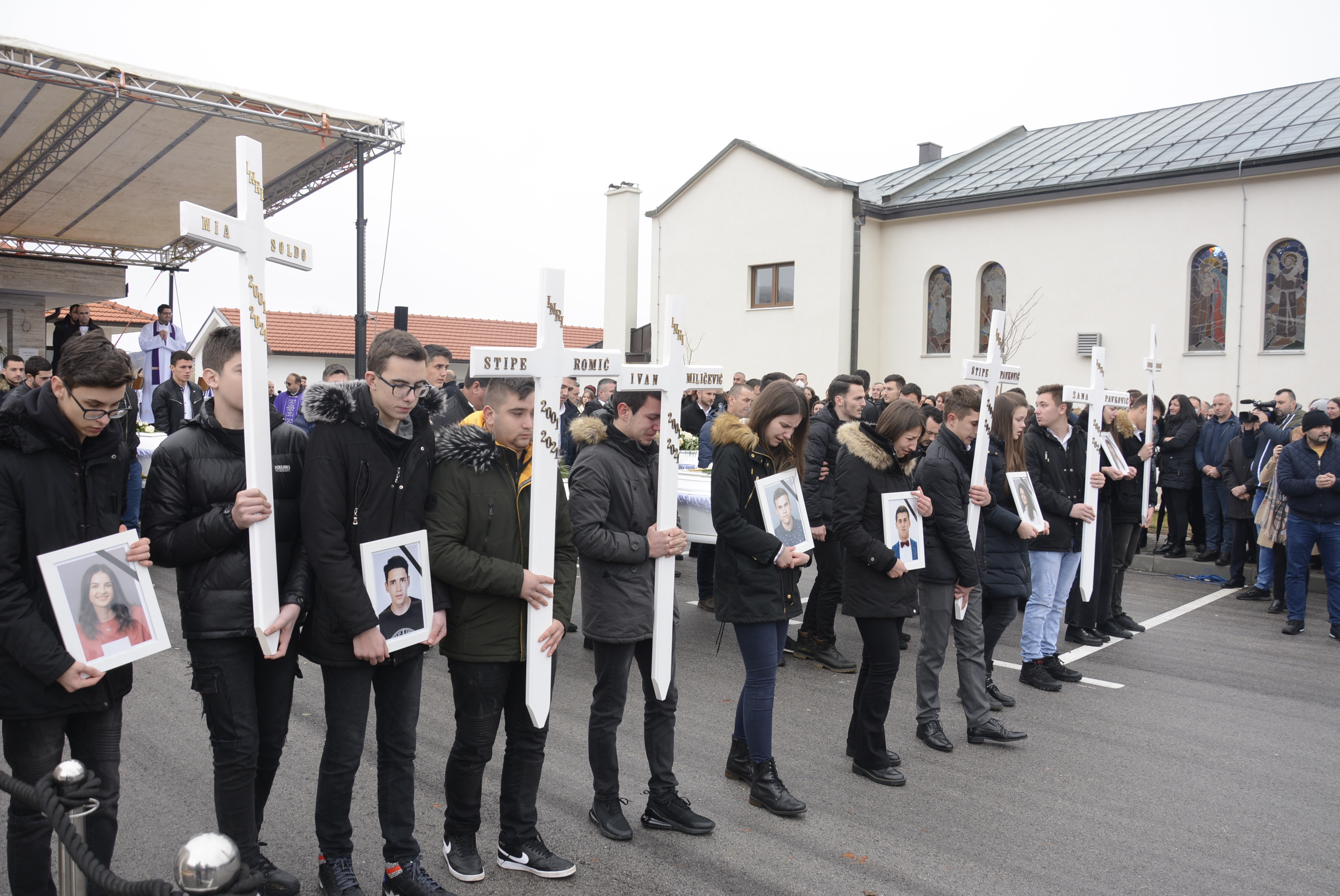 Posljednji ispraćaj šestero mladih u Rakitnu (FOTO)