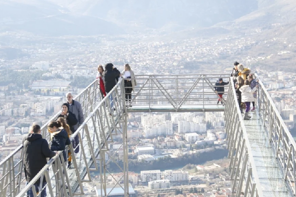 Staklena šetnica na Fortici iznad Mostar postala prava turistička atrakcija