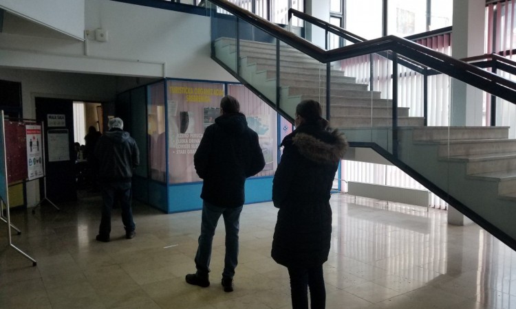 Nestranački promatrači promatraju izbore