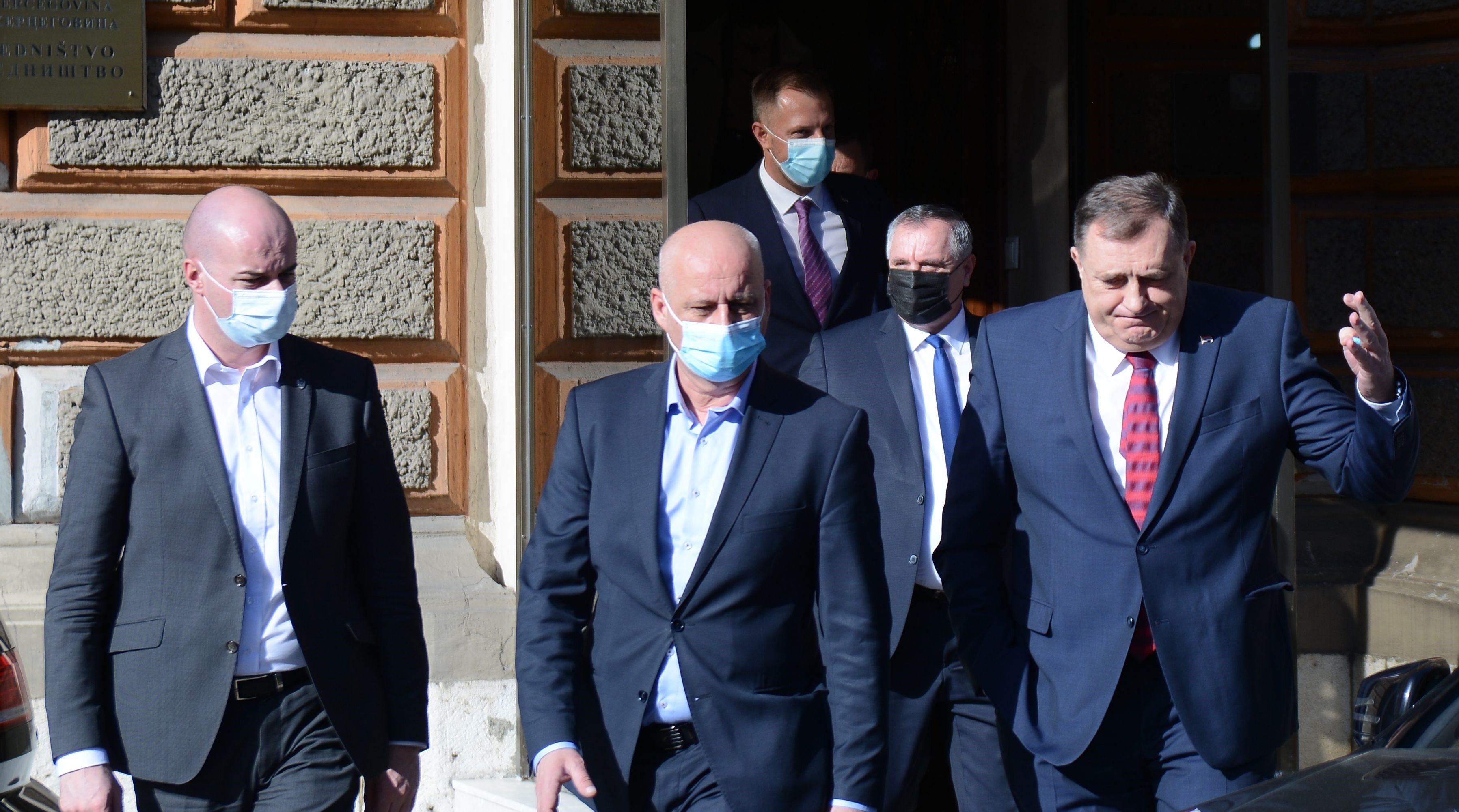 KAOS ZBOG (NE)NABAVKE CJEPIVA: Pfizer odbacuje optužbe, Dodik 'brani' BiH i najavljuje tužbe, Komšić zahvaljuje Vučiću