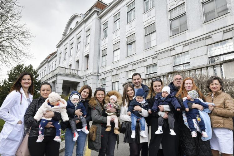 Pred Petrovu došle majke s bebama koje su nakon potresa istrčale iz bolnice