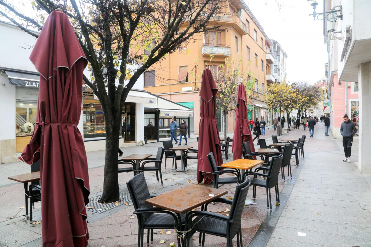 Čini se da je zatvaranje terasa bilo besmisleno, njemački stručnjaci: Gotovo je nemoguće zaraziti se vani