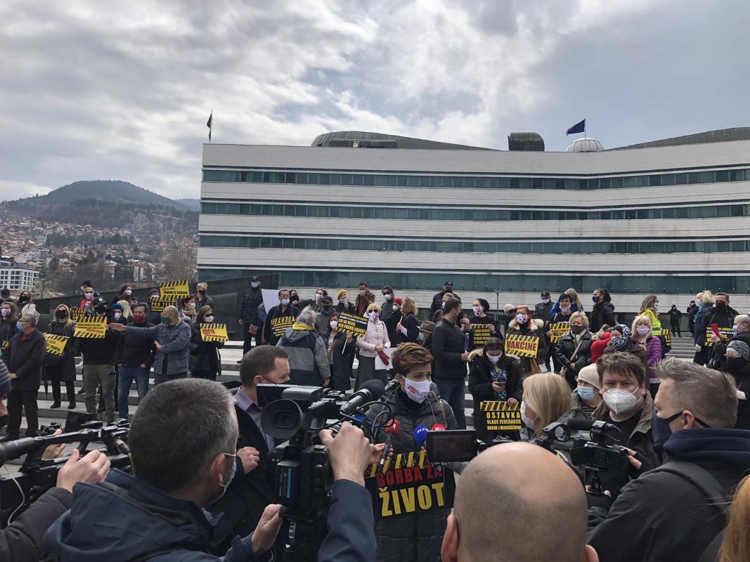 Sarajlije izlaze na ulice zbog lošeg odgovora vlasti na pandemiju