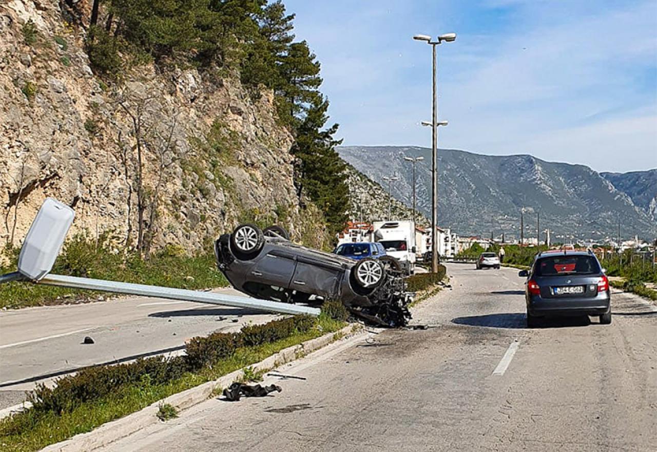 MOSTAR: Izgubio kontrolu i prevrnuo se na krov