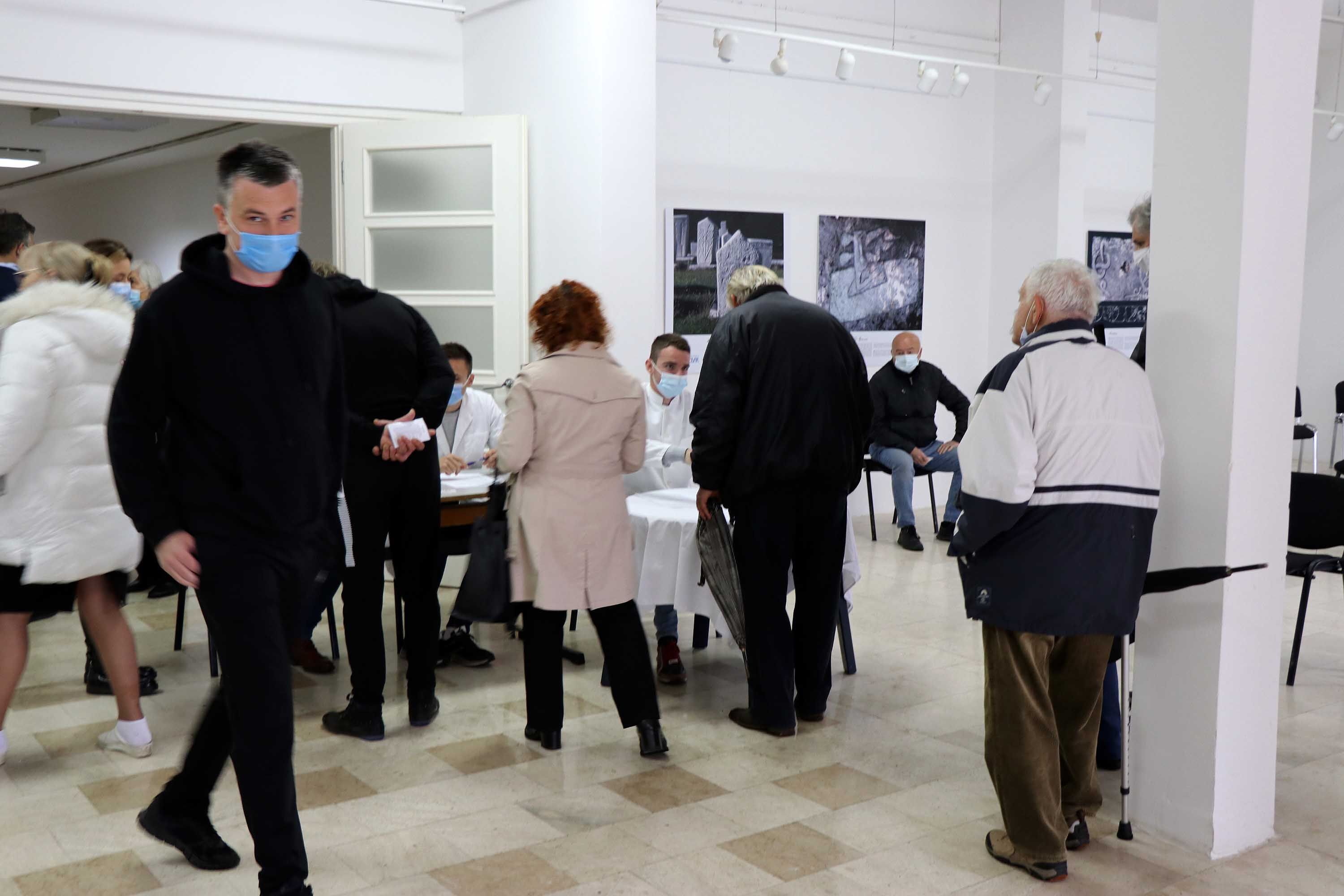 U Mostaru cijepljeno oko 800 ljudi, cjepiva nema dovoljno (VIDEO)