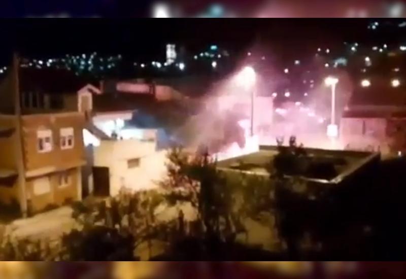 VIDEO Huligani divljali po Mostaru, policija privodi sudionike nereda, jedna osoba teško ozlijeđena