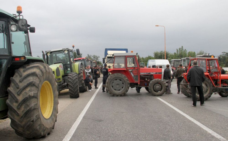 Poljoprivrednici blokiraju sve granične prijelaze za teretni promet