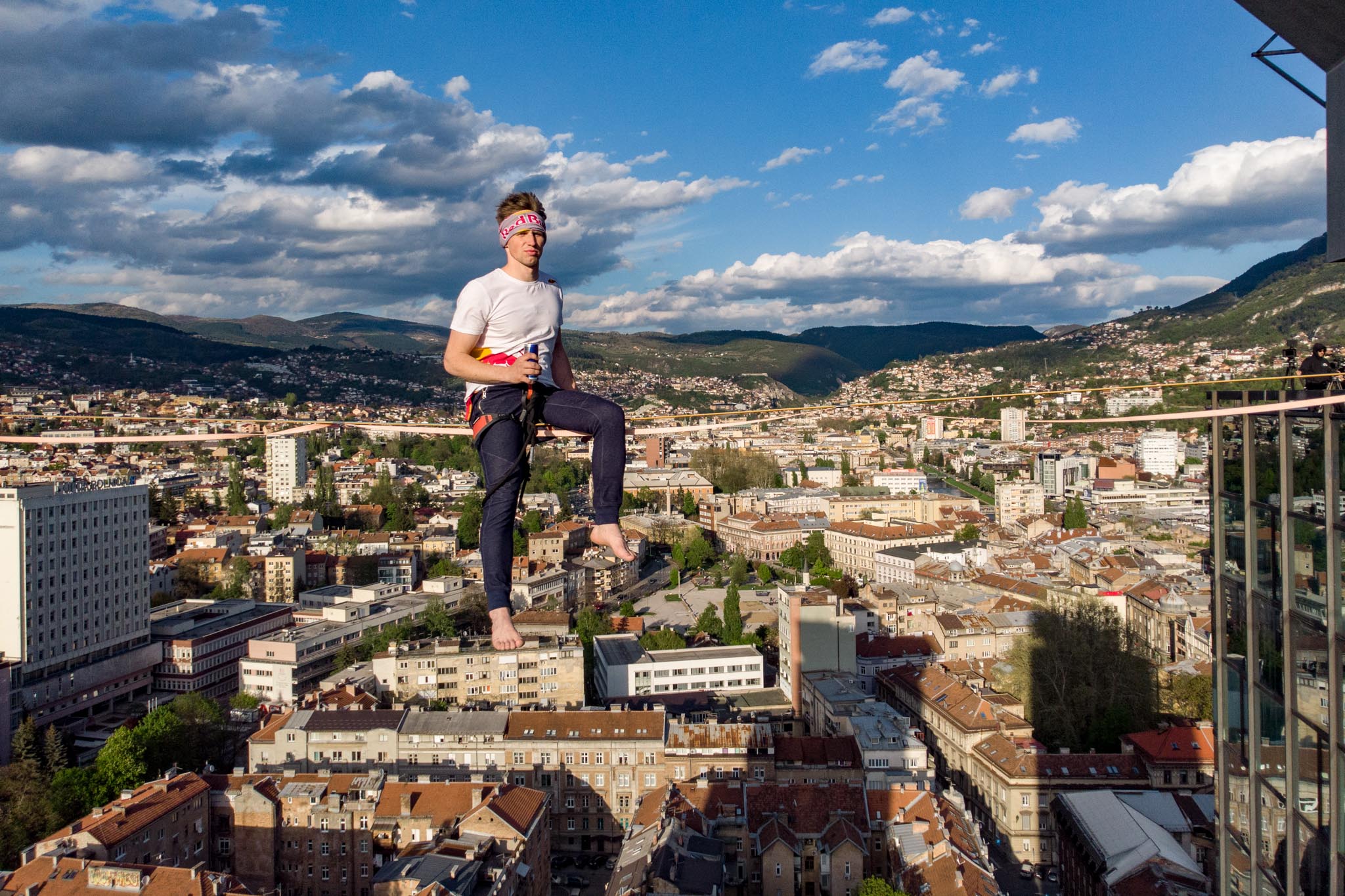 Šetnja nebom: Pogledajte kako izgledaju trikovi na užetu između nebodera u Sarajevu