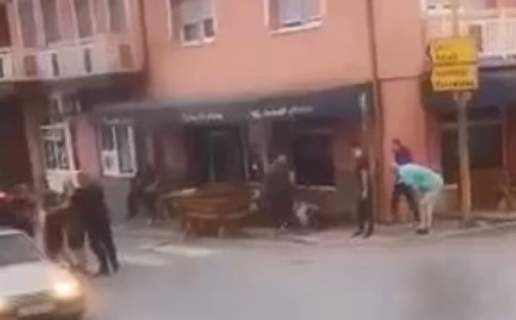UZNEMIRUJUĆI SNIMAK: Vozilom pokosio pješake, poginula jedna osoba