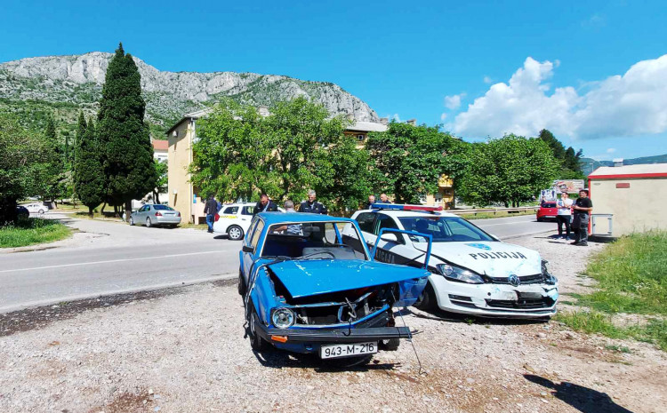 MOSTAR: Sudar s policijskim autom, troje ozlijeđenih