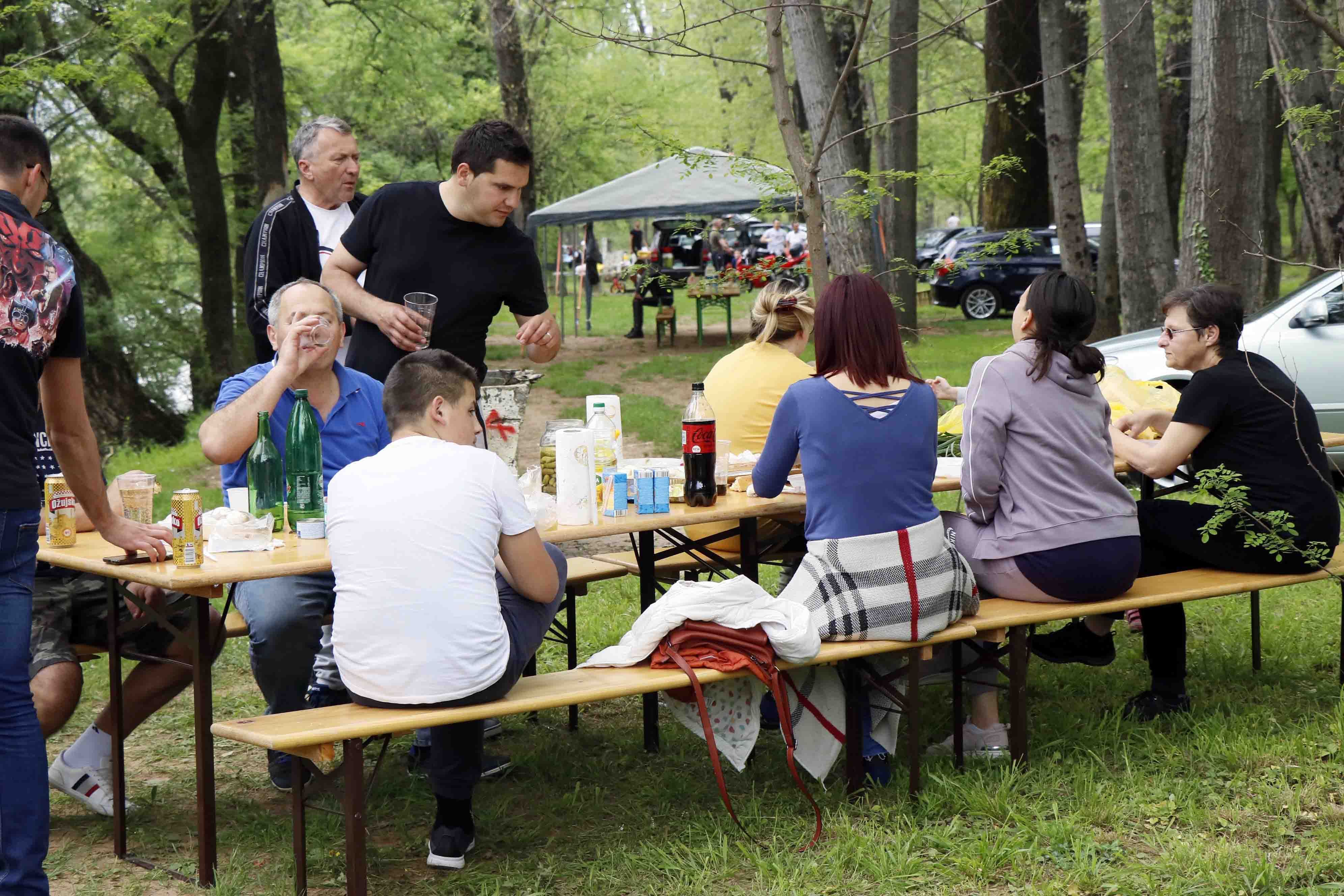 U Mostaru prazne ulice i roštiljanje na Buni ( FOTO)