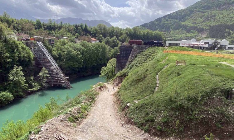 Porušeni most na Neretvi na ljeto u punom sjaju