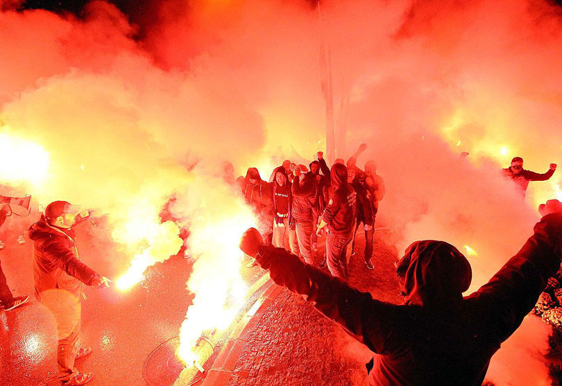 Priveli 16 muškaraca: Palili baklje, nosili šipke, uništavali vozila, napadali prolaznike...