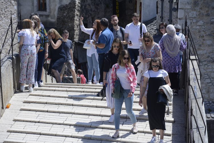 Turisti se vraćaju u Mostar, povoljnije korona-mjere donose optimizam