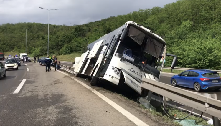 Prevrnuo se autobus s tridesetak putnika kod Beograda