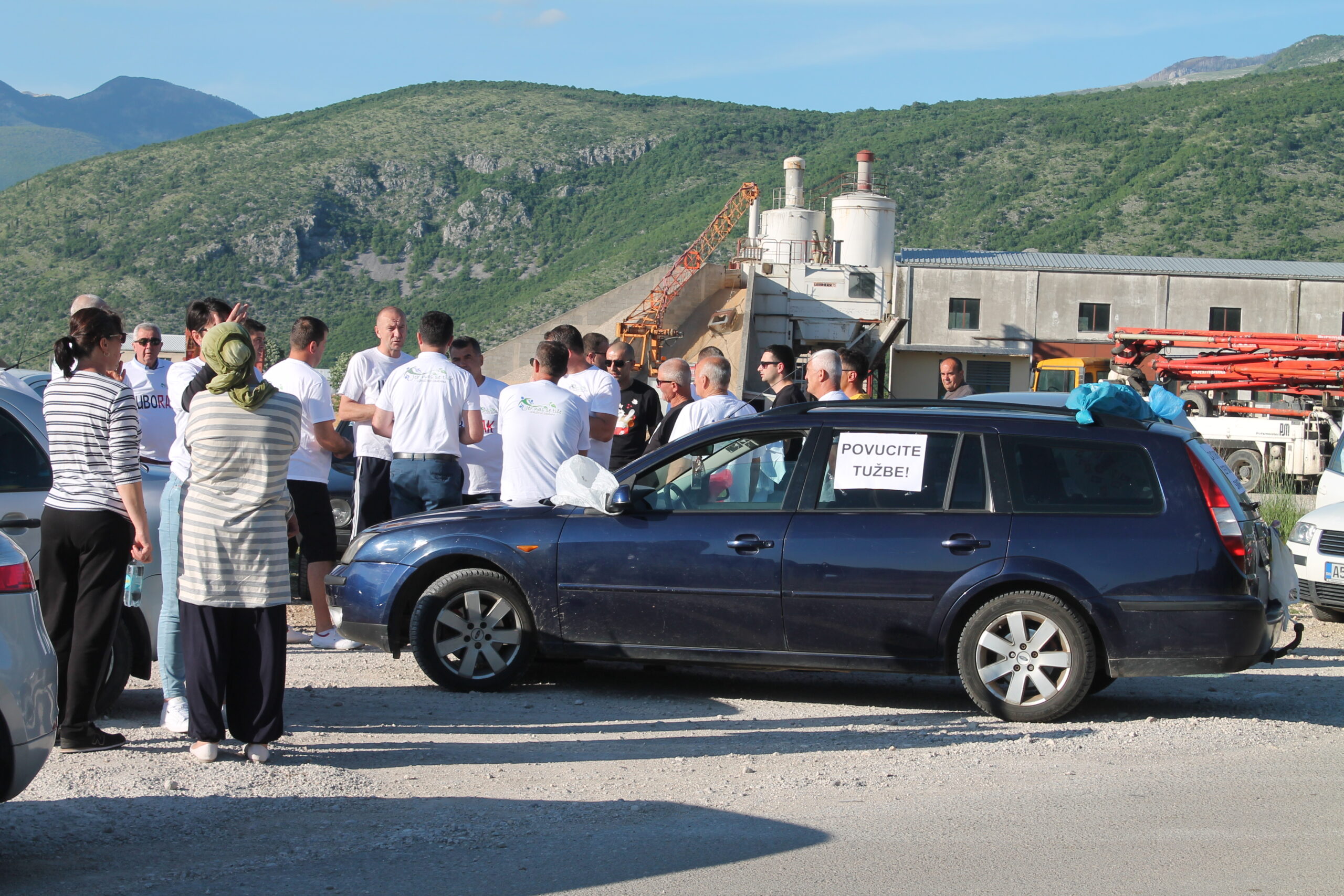 Mostar: Građani u prosvjednoj koloni zahtijevali izmještanje deponije Uborak