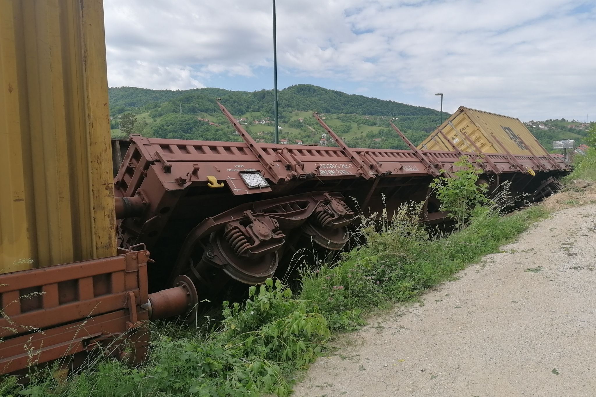 Prevrnuli se vagoni teretnog vlaka