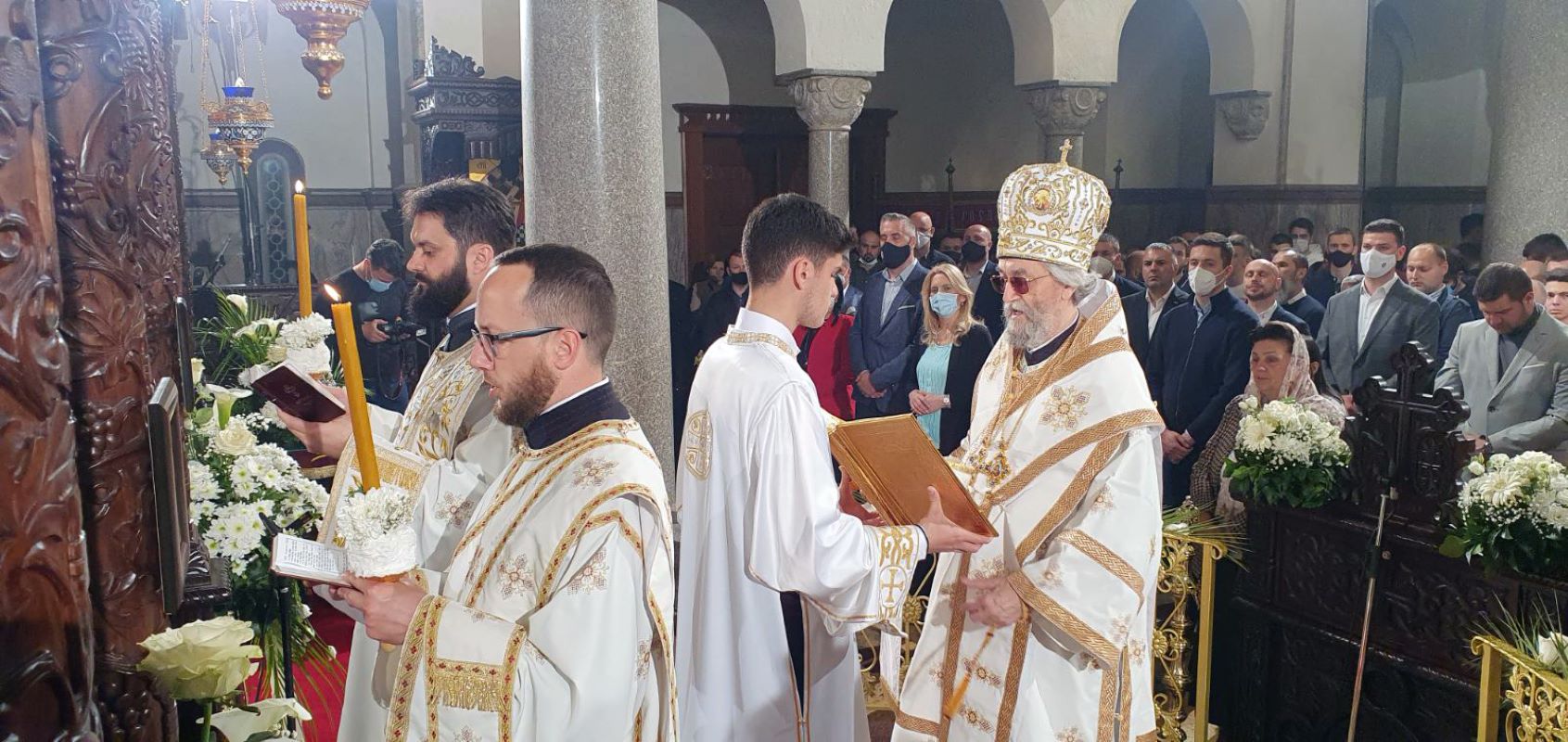 Vjernici u hramovima dočekali Vaskrs