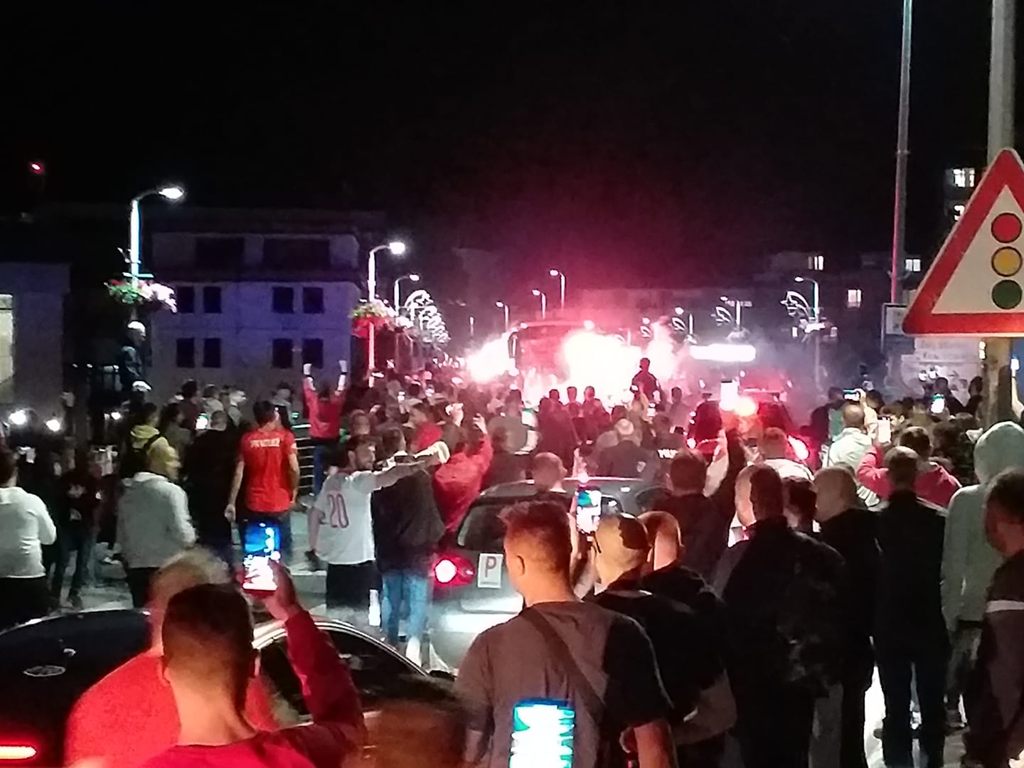 Navijači Veleža u Konjicu pjesmom i bakljama pozdravili svoje heroje (VIDEO)