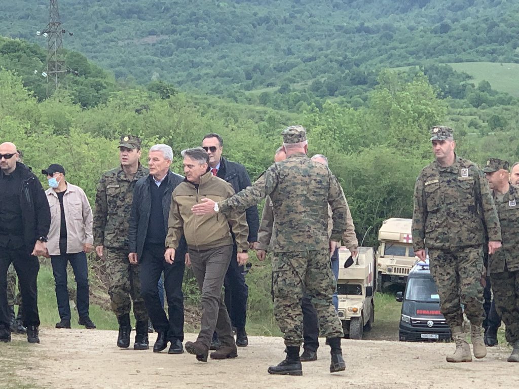 KOMŠIĆ NA VOJNOJ VJEŽBI: Interes građana okrenut prema članstvu u NATO