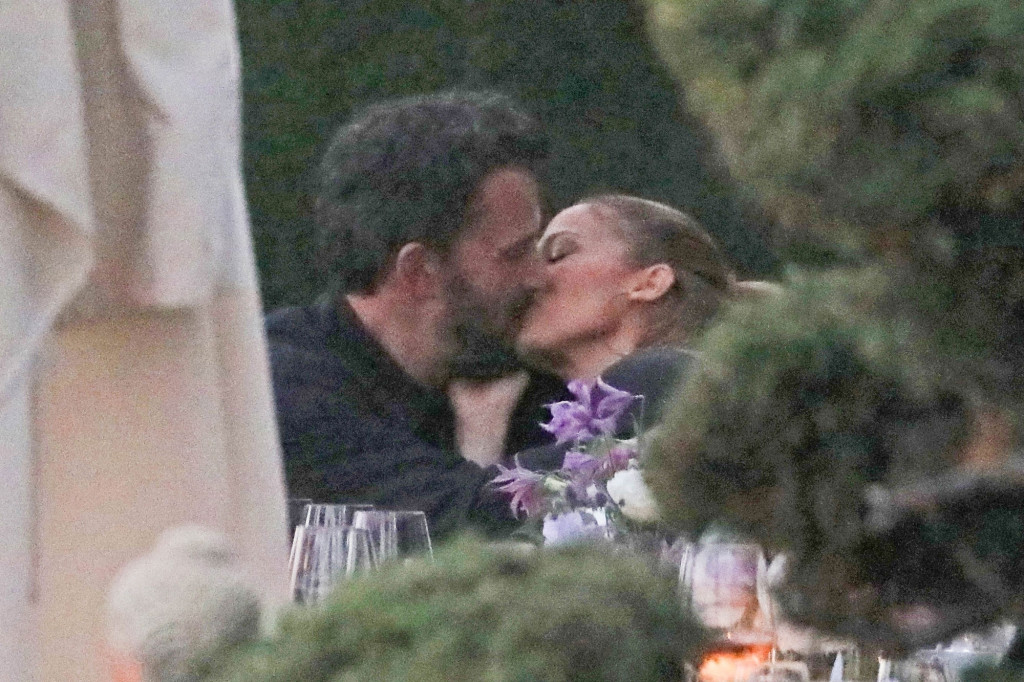 VIDEO: Jennifer Lopez i i Ben Affleck snimljeni kako se ljube u restoranu