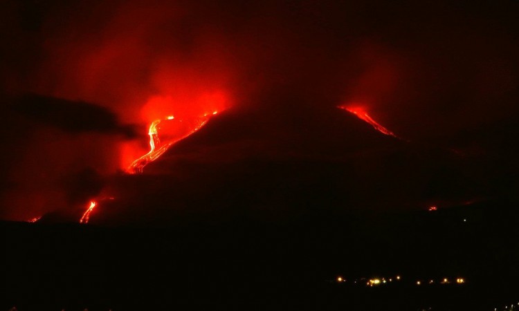 Etna ponovno izbacuje lavu i pepeo