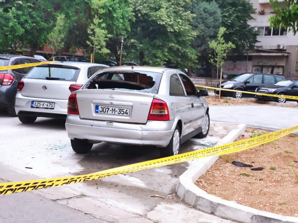 Na parkingu u Mostaru rano jutros izgorjela Opel Astra