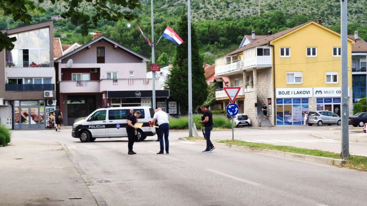 Mostarski policajci češljaju grad: Revolveraši su pobjegli u crvenoj Škodi