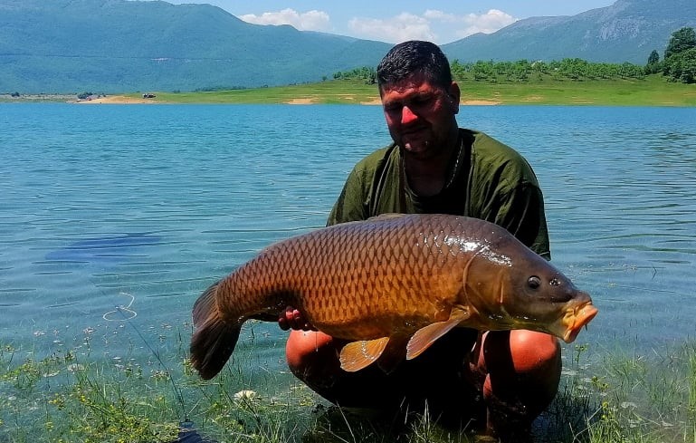 K'O DA JE JANJE: Gruđanin na Ramskom jezeru ulovio ribu od 17,5 kg!