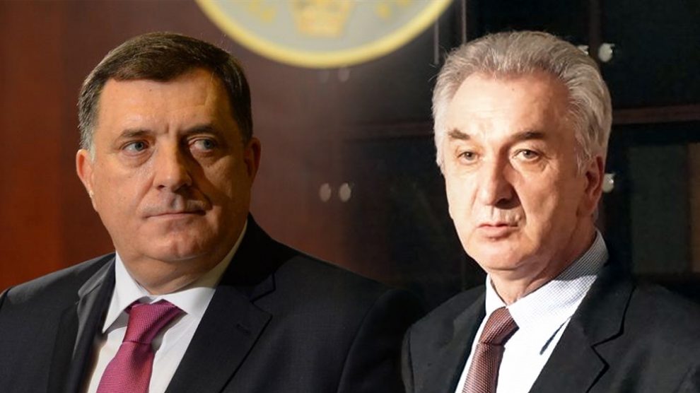 Pljušte optužbe za izdaju