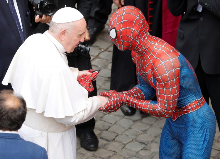 Spiderman se u Vatikanu rukovao s papom Franjom