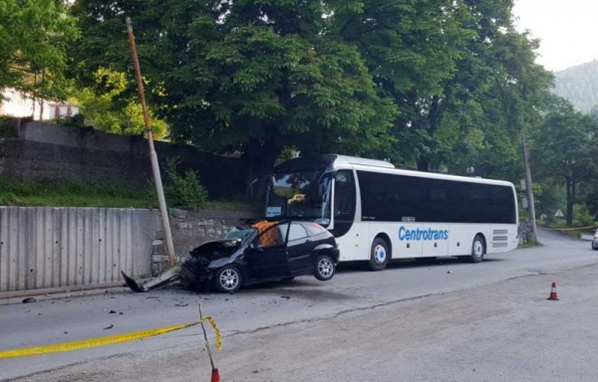 U sudaru autobusa i vozila poginula jedna osoba