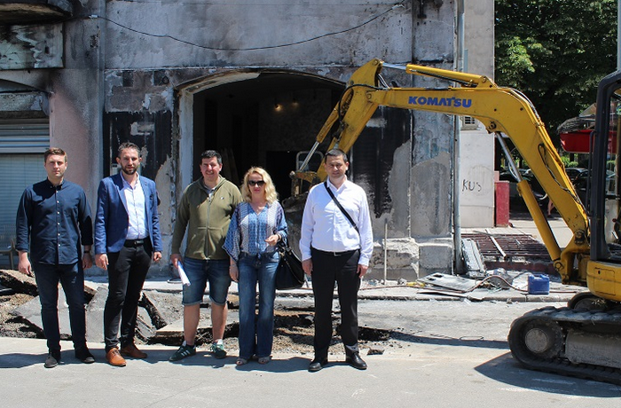 Mostar: Vijećnici ispred spaljenog kafića Forza. Traže da se pomogne obnova