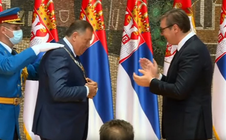 Vučić Dodiku uručio najviše odličje Srbije