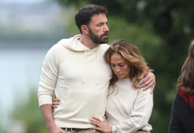 Ben Affleck i Jennifer Lopez zagrljeni u romantičnoj šetnji