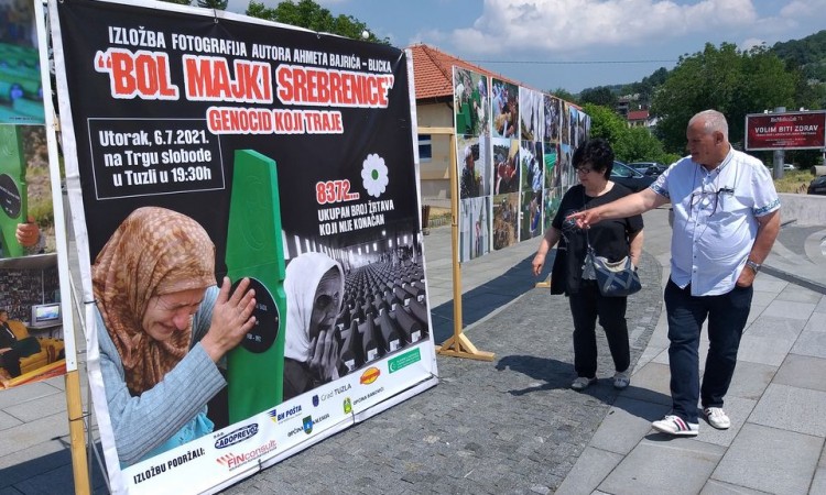 U Tuzli otvorena izložba fotografija "Bol majki Srebrenice"