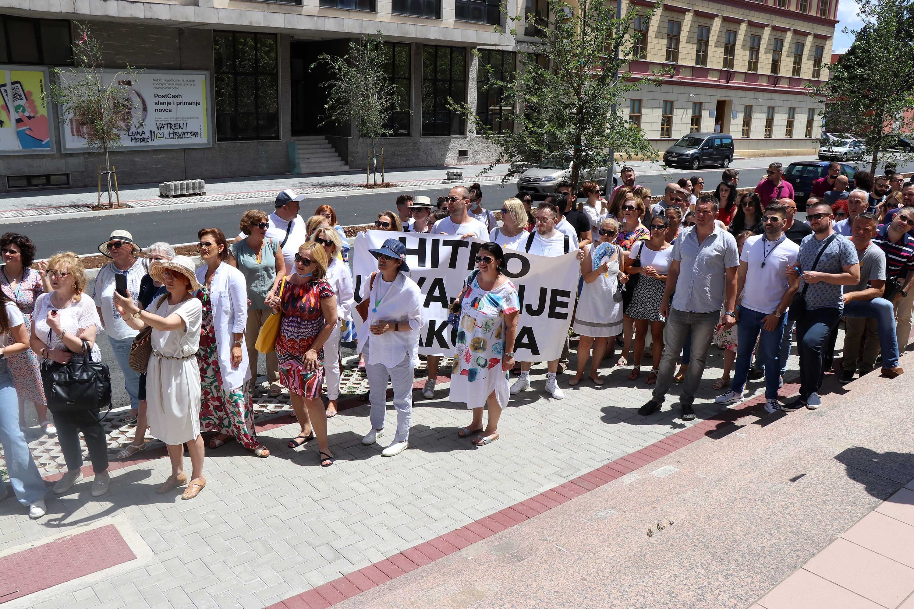 (FOTO) Doktori prosvjedovali u Mostaru