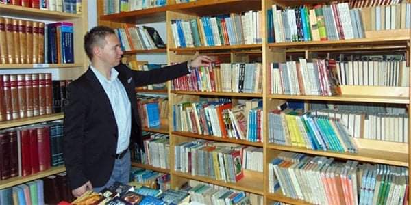 Ljubušaci u ljetnim danima čitaju lagana štiva, očekuju ih i male knjižnice na otvorenom