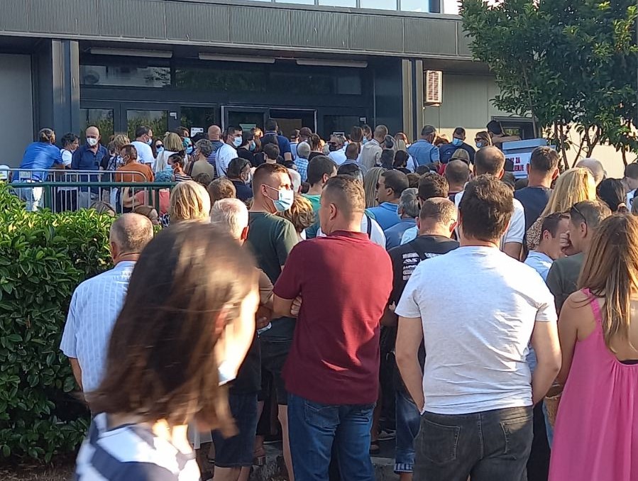 Građani BiH se cijepe u inozemstvu, a 'lideri' čekaju 'sadaku'