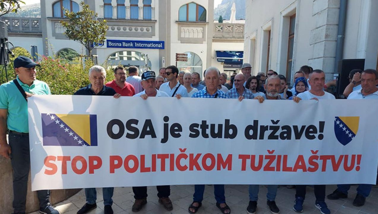 MOSTAR I SARAJEVO: SDA-ovci na prosvjedu za Mehmedagića tvrde da skupovi nemaju veze sa SDA