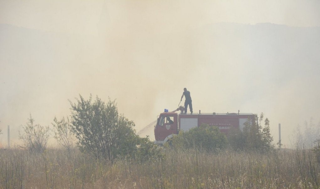 Požar prijeti Aluminiju i kućama u Rodoču