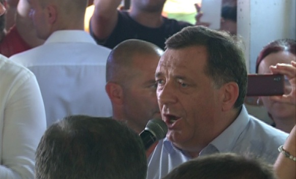 DODIK OPET UZEO MIKROFON: Ima jedna dobrih nogu, ništa joj ne mogu (VIDEO)