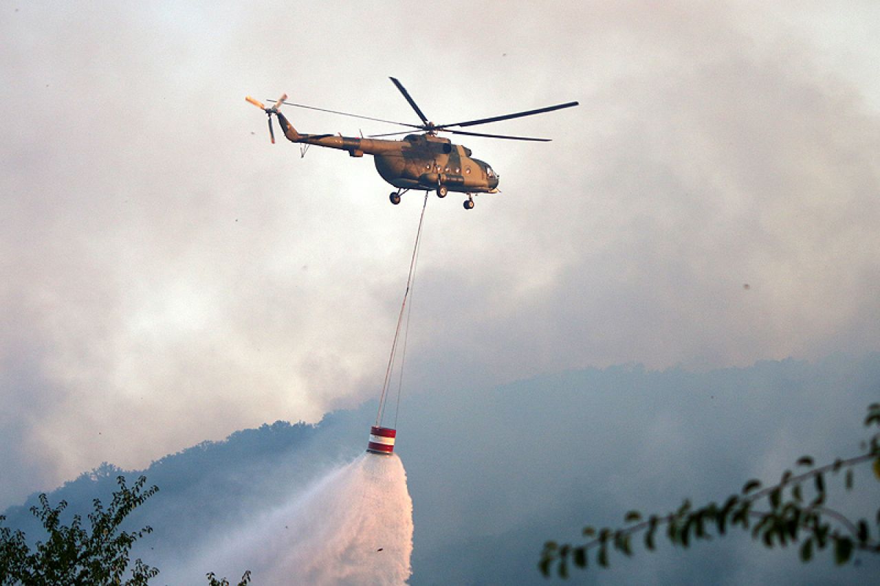 Helikopterski servis RS-a: Dva helikoptera se upućuje na požarište u Јablanicu