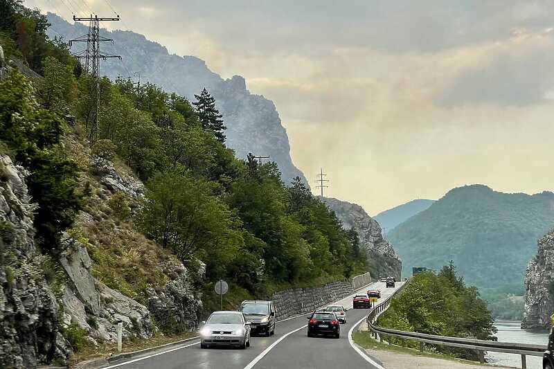 Požar se proširio, vatra ugrozila kuće u Donjoj Jablanici