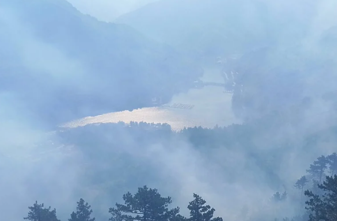 Kiša spašava Jablanicu od požara