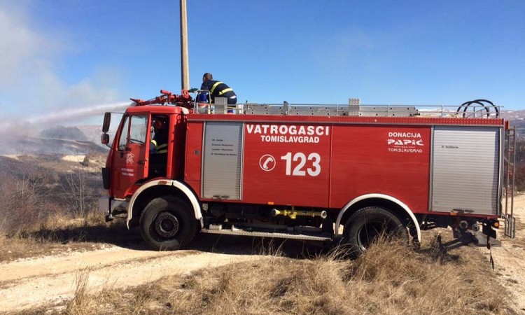 U eksploziji plinskog spremnika na vozilu lakše ozlijeđen vatrogasac